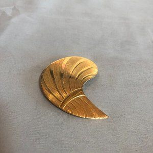 VINTAGE Lieba Gold Tone Crescent Metal Scarf Clip #F59